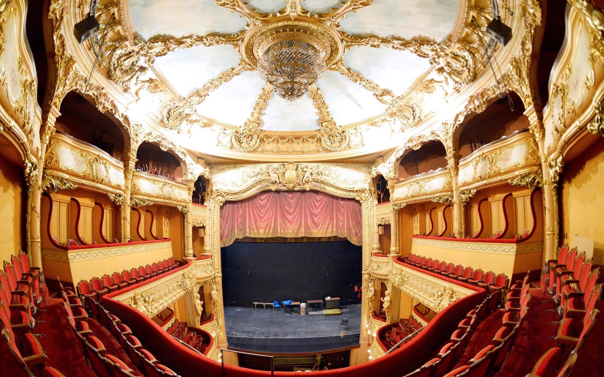 French theatres to screen adverts before plays