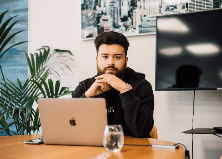 How This 21-Year-Old Entrepreneur Uses Social Media To Revolutionize Your Business’ Sales