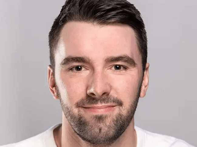 This advertising expert grew an audience of 500,000 followers on his own media platform — here’s what he says is key to staying consistent and going viral